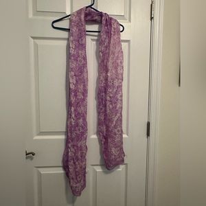 Lovely pink floral scarf.👜